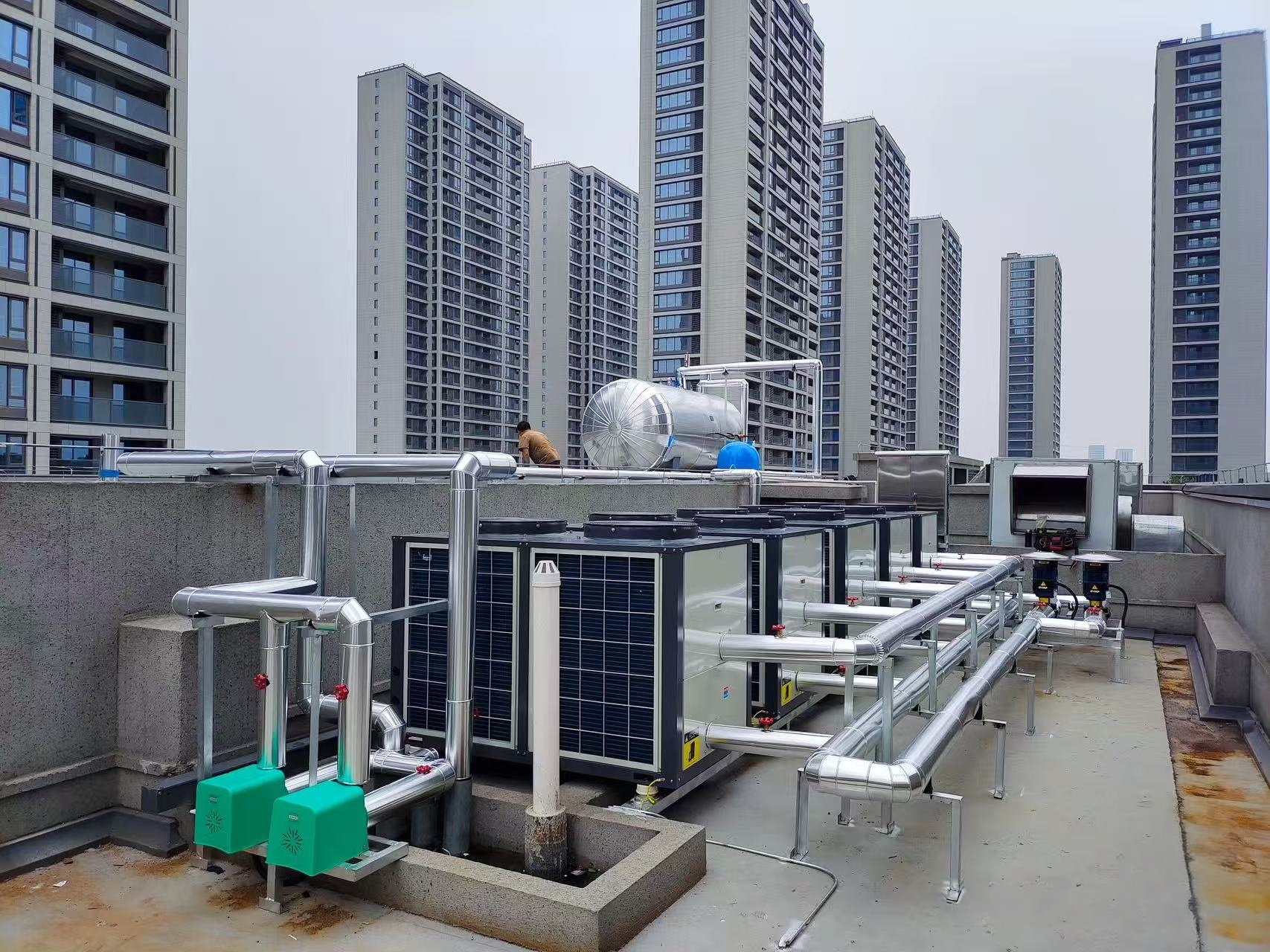 Les fluctuations énergétiques internationales se sont intensifiées et les pompes à chaleur à double source offrent des économies d'énergie, une stabilité, une réduction des coûts et une amélioration de l'efficacité.