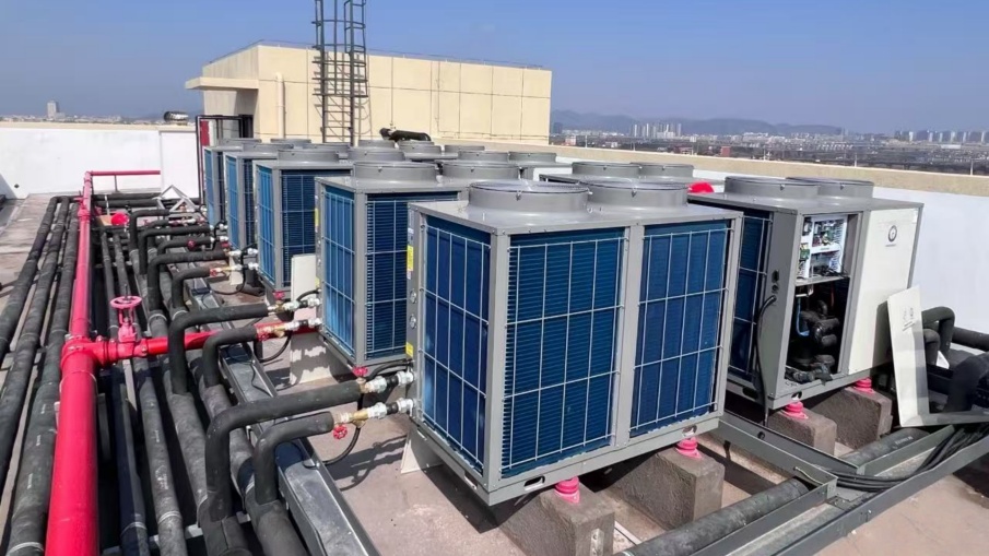 Les bâtiments d'usine auto-construits sont équipés de systèmes de pompes à chaleur à double source, établissant ainsi un nouveau modèle d'approvisionnement en énergie à faible émission de carbone dans le parc. Les bâtiments d'usine auto-construits sont équipés de systèmes de pompes à chaleur à double source, établissant ainsi un nouveau modèle d'approvisionnement en énergie à faible émission de carbone dans le parc.